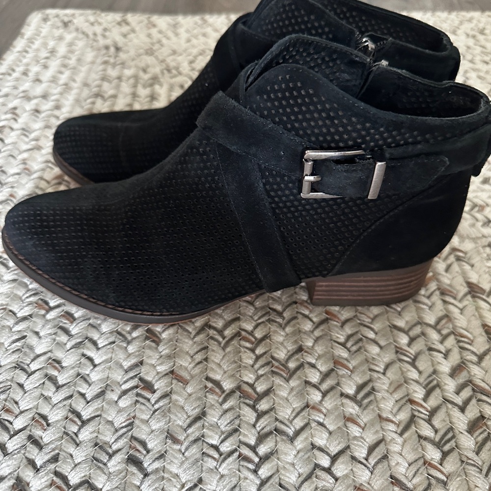 Vince Camuto VC Casha Black Textured Ankle Booties Size 6.5